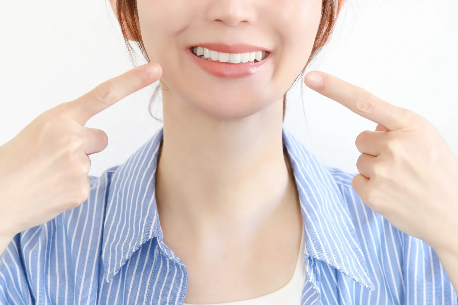 インプラント治療で歯並びは治る?歯列矯正との違いも解説